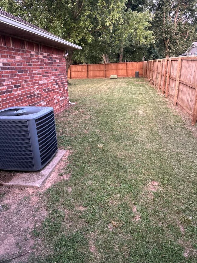 Building Photo - Available August 1st! 3-Bedroom, 2-Bathroom Home in East Rogers