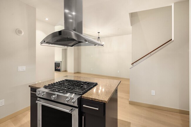 Building Photo - 910 Lenora St