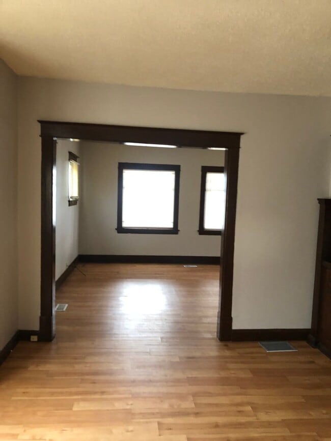 Building Photo - Cozy 3 bedroom house available