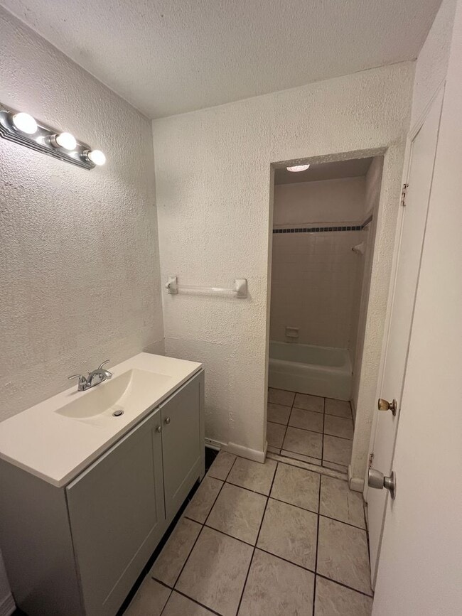 Building Photo - Townhome Located in NE Pensacola