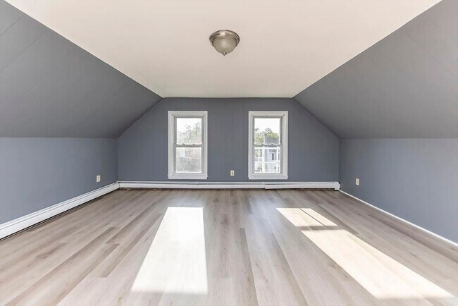 Building Photo - 10 Clinton St