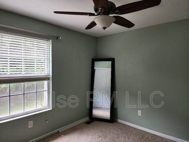 Building Photo - 1212 E Henry Clay Ave