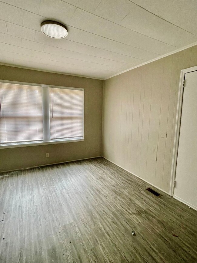 Building Photo - Take a look at this Adorable 3 bedroom 1 b...