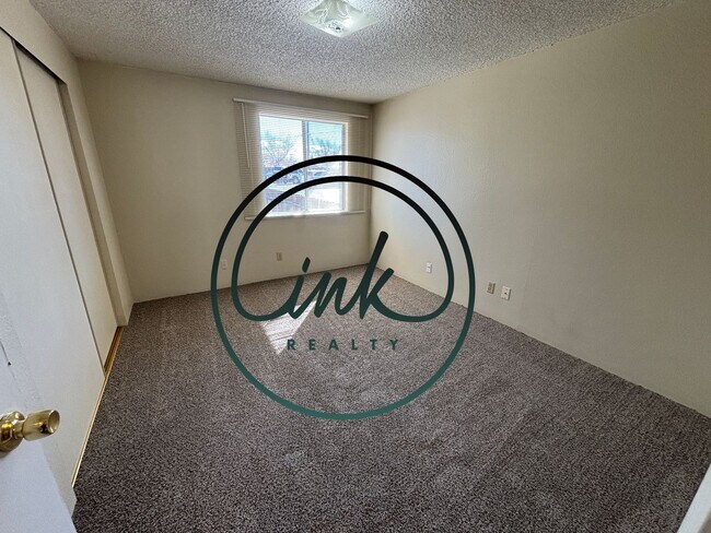 Building Photo - NO1404-1404 N. Edmonds Dr.