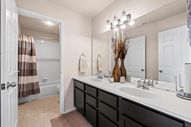 Building Photo - 525 Golden Creek Dr