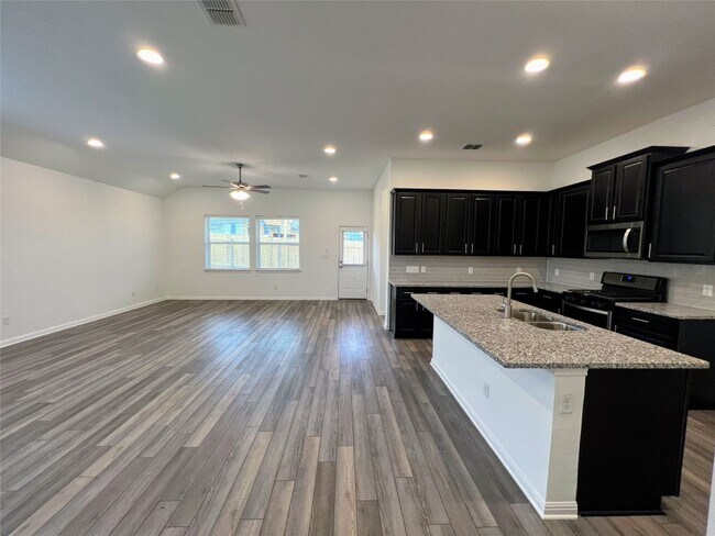 Building Photo - 3201 College Park Dr