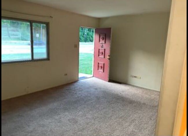 Building Photo - 4 Bedroom, 2 Bathroom Walking Distance to ...