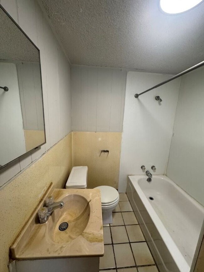 Building Photo - 1 bed 1 bath , gas and water paid, you pay...