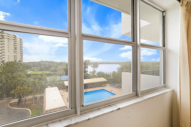 Building Photo - 2121 N Ocean Blvd