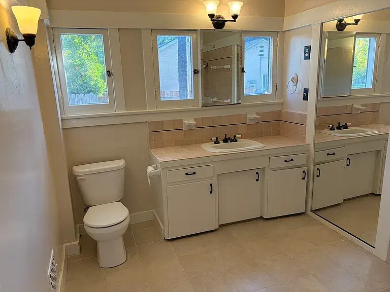 Building Photo - 1262 N Hudson Ave