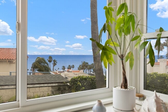 Building Photo - Ocean view Studio