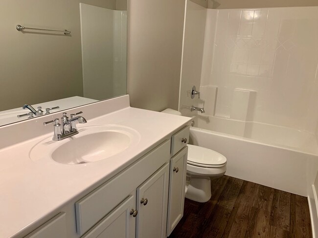 Building Photo - 3 bedroom home with garage and fenced backyard!