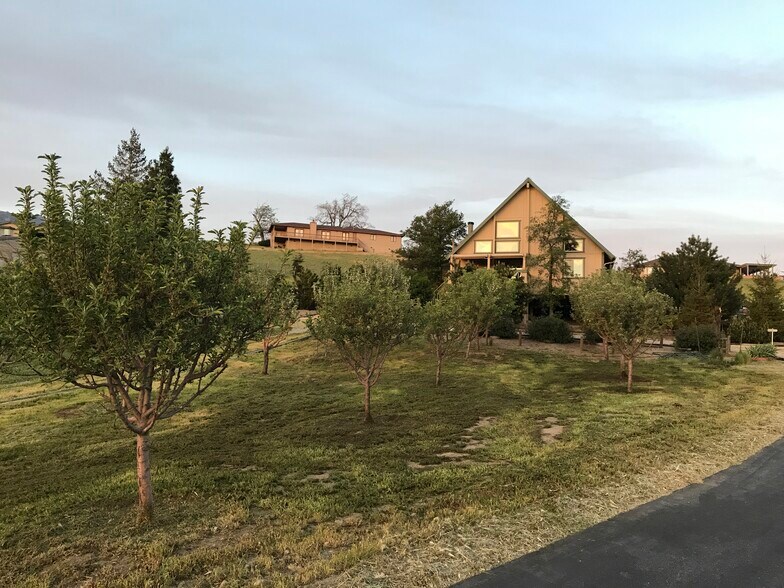 Building Photo - 23740 Lakeview Dr