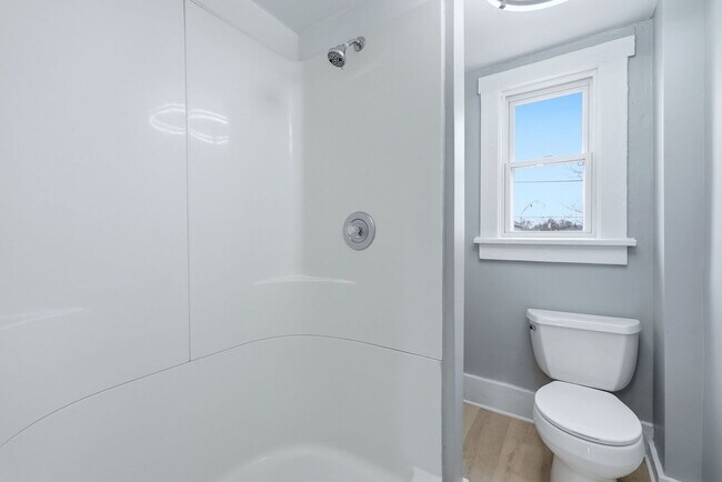 Building Photo - Three bedroom available for an immediate move in!