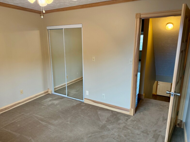 Building Photo - 1616 Spring Valley Dr