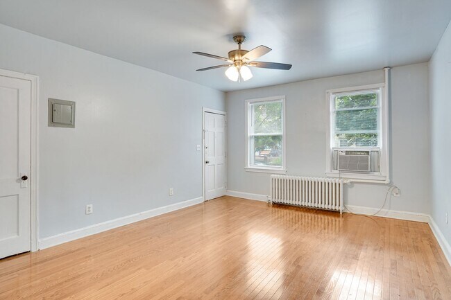 Building Photo - Kingman Park Charming Brick Townhome - Mov...