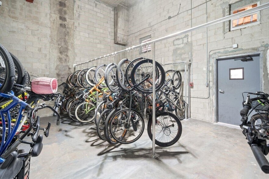 Building Photo - 1228 West Ave