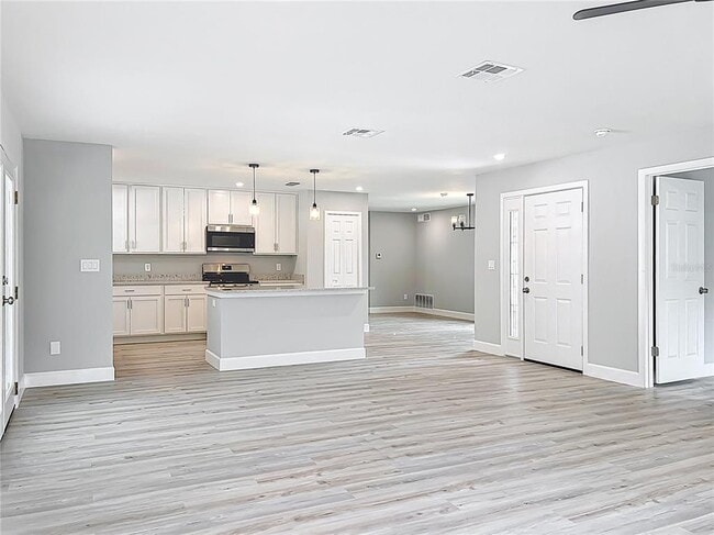 Building Photo - 8676 Hillside Dr