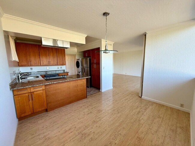 Building Photo - BEAUTIFUL, UPPER UNIT 3BD/2BA PLUS BONUS ROOM TIBURON CONDO. MOUNT TAM VIEWS!