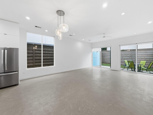 Building Photo - 4814 Manett St