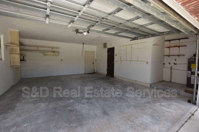Building Photo - 204 Chaucer Ln
