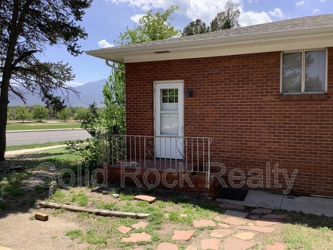 Building Photo - 1520 E Pikes Peak Ave