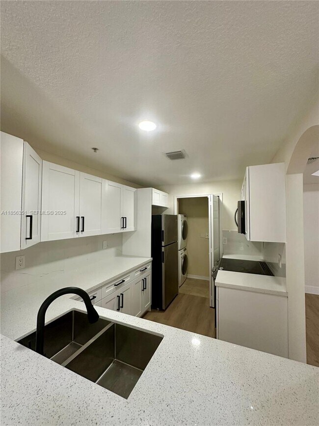 Building Photo - 6630 NW 114th Ave