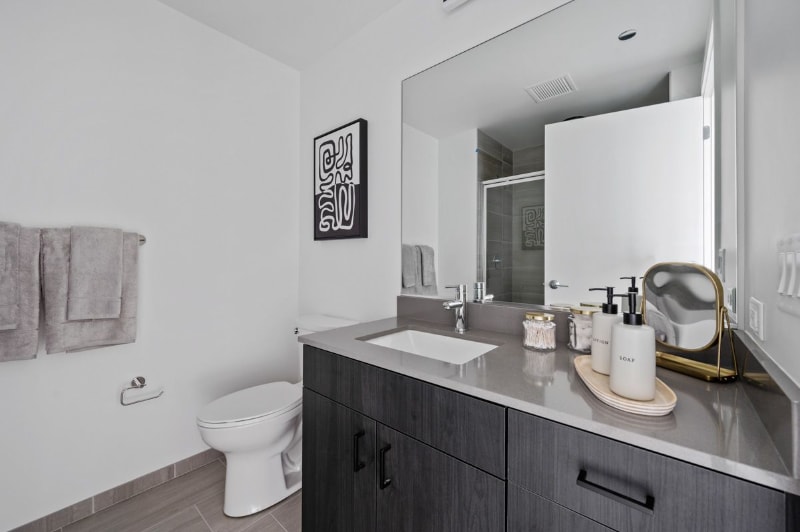 Building Photo - 806 N Cambridge Ave