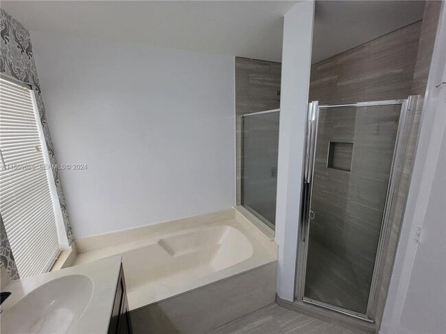 Building Photo - 928 Falling Water Rd