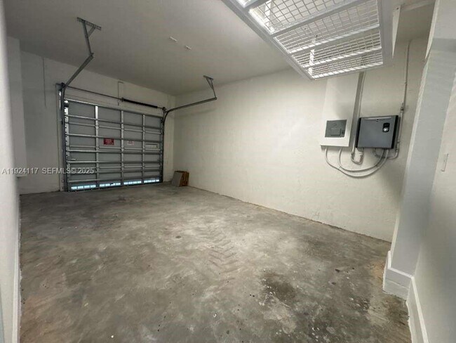 Building Photo - 632 SE 14th Ct