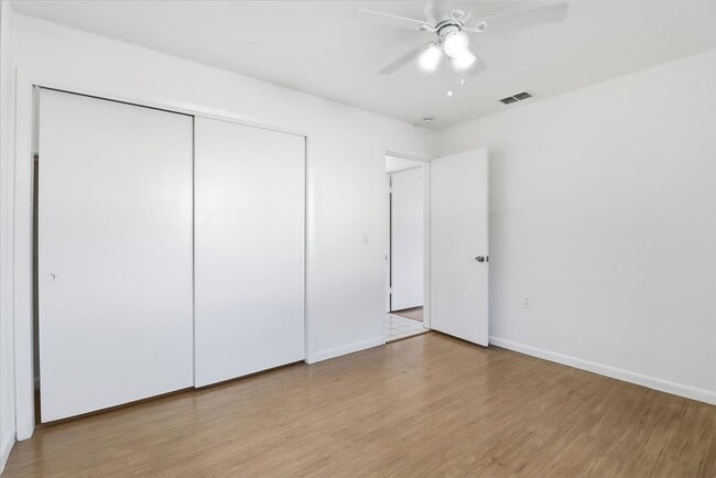 Building Photo - Charming  Florida 2 Bedroom Bungalow with an Additional Bonus/Sunroom, Covered Parking & Patio