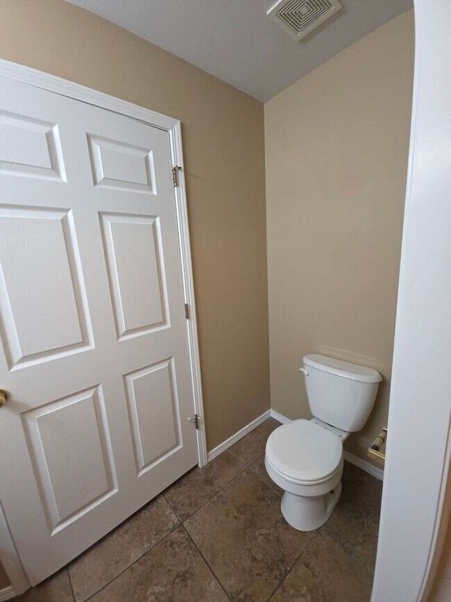 Building Photo - 401 E 11th St