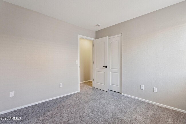 Building Photo - 1556 N Rockwell Ct