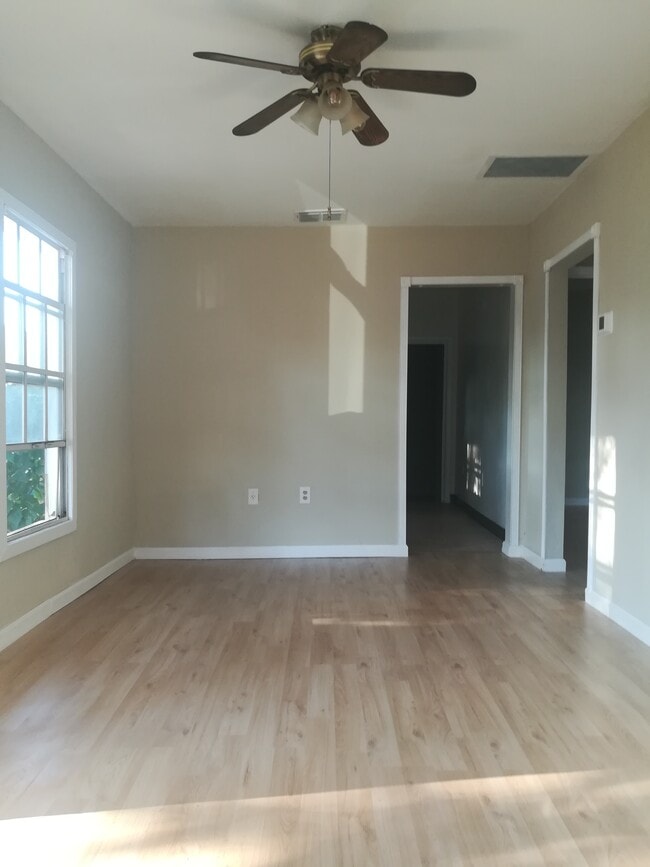 Building Photo - 1411