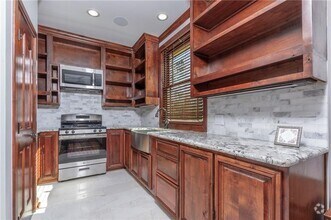 Building Photo - Luxury 1X1 East of Downtown