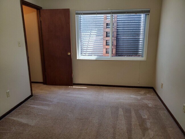 Building Photo - 1 Bedroom, 1 Bath - Basement Unit