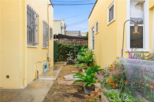 Building Photo - 1950 S Palm Grove Ave