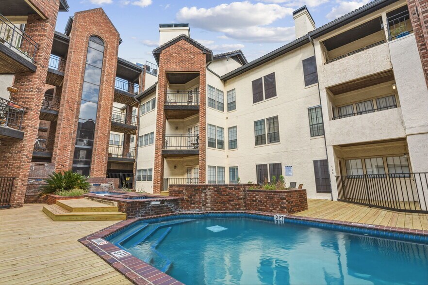 Pool in courtyard - 3001 Cedar St