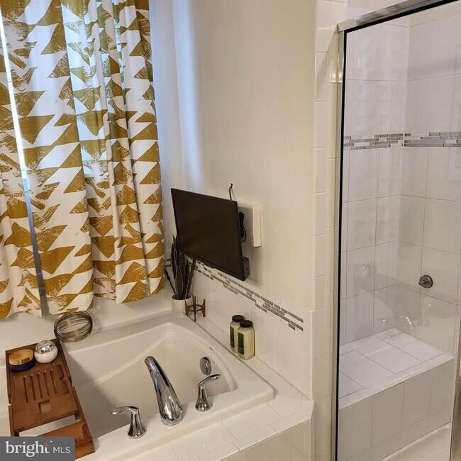 Building Photo - Welcome to your new home in the heart of L...