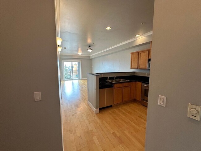 Building Photo - 1 Bed, 1 Bath Condo with Bellingham Bay View and parking garage
