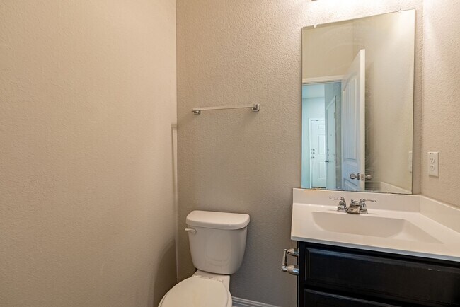 Building Photo - Beautiful 3 bedroom, 2.5 bathroom home in Ridge at Slaughter!!!