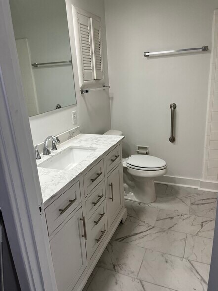 Building Photo - 404 Edgewood Dr