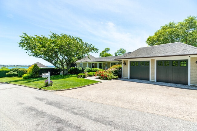 Building Photo - 3 Barclay Sq