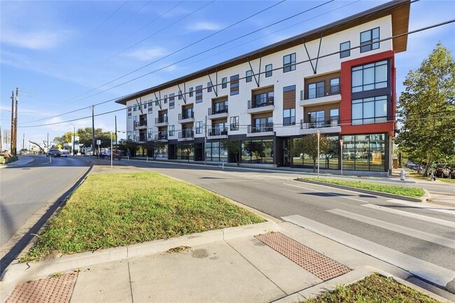 Building Photo - 2213 Poquito St