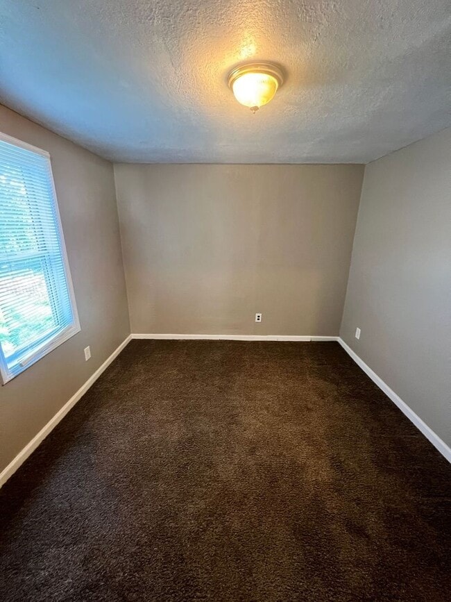 Building Photo - Cozy 2 Bedroom Home with Large Backyard
