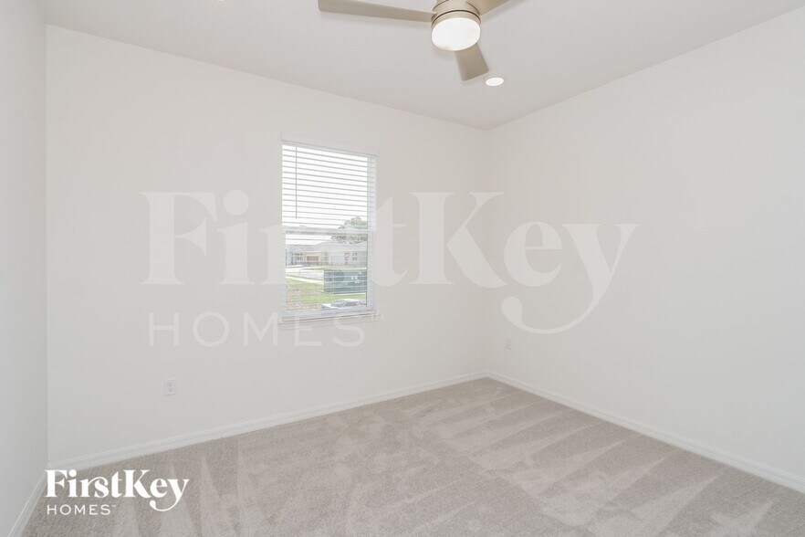 Building Photo - 303 Corbel Ln