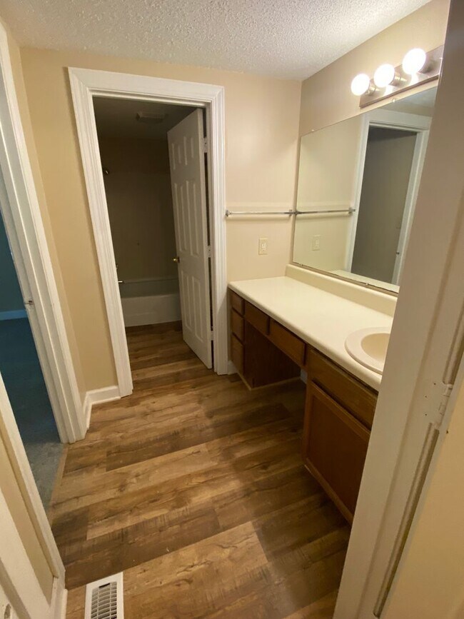 Building Photo - Ready to View! Cute 2 Bedroom Ranch!! Grea...