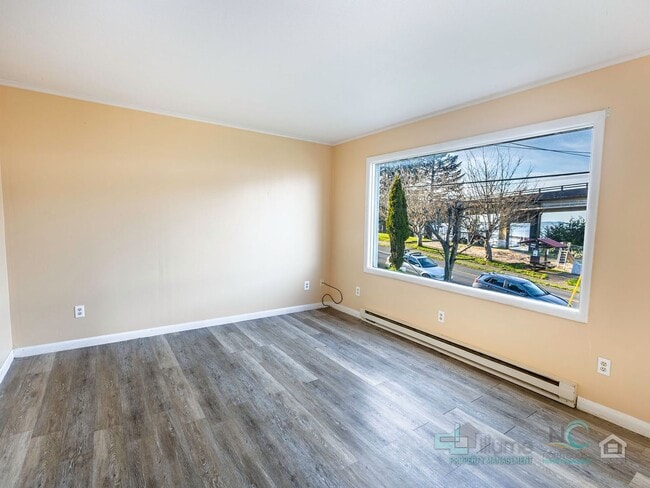 Building Photo - $500 OFF Special - Beautiful 4 Bed/1 Bath Home in Astoria