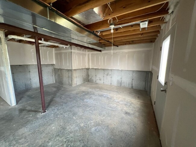 Building Photo - 3 bed 2 bath
