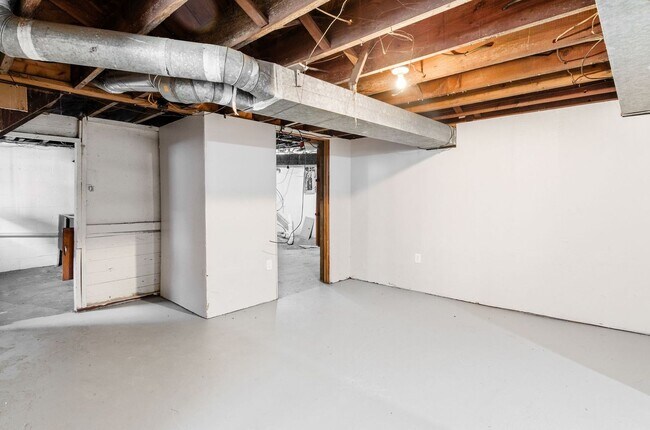 Building Photo - Driving Park Three Bedroom Two-Story